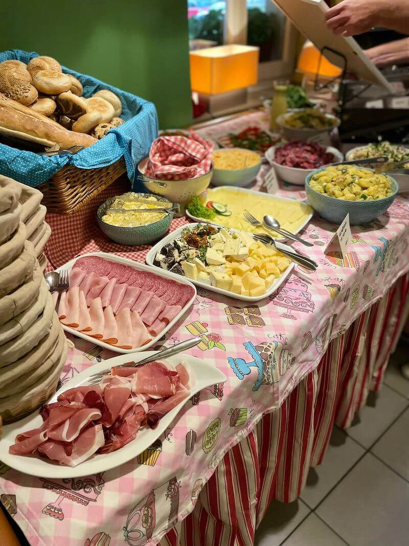 Das Frühstücksbuffet im Caffè Fatal in Nürnberg